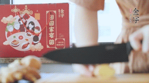 將處理好的老鴨放入冷水鍋中，丟入姜片，冷水煮沸去腥。