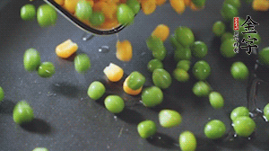 鍋7成熱時，下豌豆、玉米翻炒，再依次放醬肉、洋蔥碎、木耳碎。