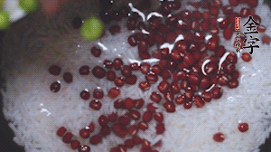 將炒好的食材和大米、紅豆一起放進電飯鍋煮。