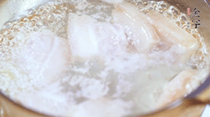 五花肉切塊，加姜片焯水備用。