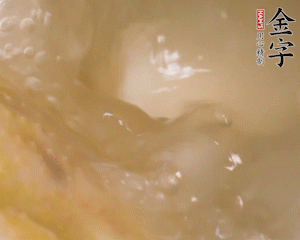 沸騰后撈出蔥結(jié)，小火燉45分鐘，加山藥再燉15分鐘。