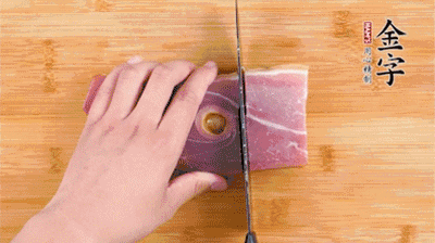 金字火腿切片，老豆腐切成塊，海鮮菇洗凈。