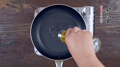 魚頭對開，洗凈瀝干。鍋中加油，把魚頭兩面煎至金黃色，期間加蔥姜，每面約需時2-3分鐘。