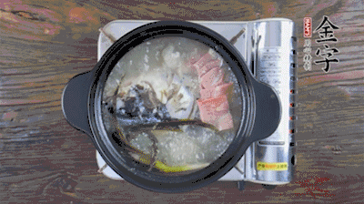 放豆腐、海鮮菇繼續(xù)中小火煮5分鐘。