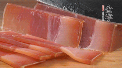 金字火腿切片，溫水浸泡5分鐘。