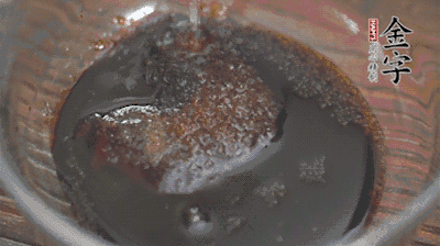 調(diào)配醬汁：耗油、生抽、老抽、糖、鹽、清水攪拌均勻。