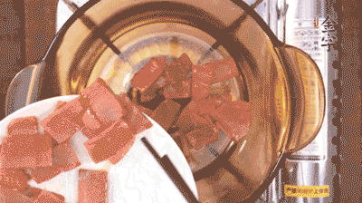 砂鍋中依次放火腿片、豆腐，大火燉開轉(zhuǎn)中小火。