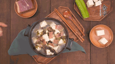 出鍋前撒蔥花。