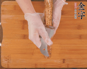 山藥去皮切滾刀塊，熱水汆燙30秒，撈出冷水浸泡。