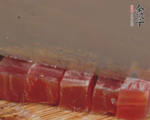 金字火腿切丁，春筍剝殼切丁，豌豆剝粒。