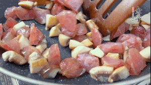 【餡料】4.鍋中油8成熱時，依次放入菌菇丁、香腸丁，適當放點糖調(diào)味，炒熟。