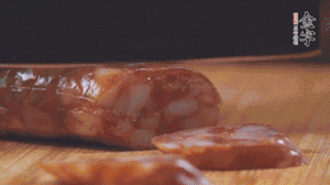 金字麻辣香腸切片，小青菜焯熟備用。