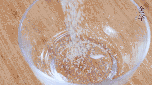 制作醬汁：1湯匙蠔油、1湯匙涼開水、2湯匙生抽、1/2湯匙白砂糖、少許辣椒圈。