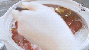 沿鍋邊倒一圈食用油蓋蓋，繼續(xù)小火燜8分鐘。