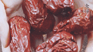 紅棗洗凈，對(duì)半剪開。