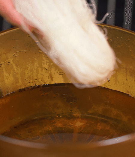 甜玉米煮熟剝粒，拌入適量沙拉醬拌勻。