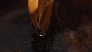 茄子切成長條，拍上生粉入油鍋炸制。