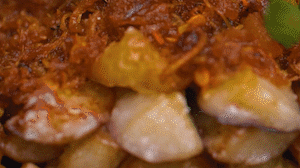 把茄子一條一條的擺好放在盤子上，上鍋蒸制3到4分鐘，出鍋后撒上蔥花。