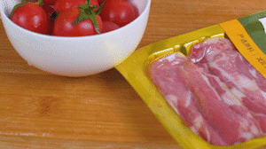 洋蔥、土豆切丁塊，火腿切小片，小番茄對半切開。