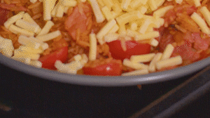 烤箱上下火180度預(yù)熱，將米飯分別盛入容器中。表面均勻的撒上馬蘇里拉芝士碎，放進烤箱中層烤20分鐘左右，待芝士融化上色即可。