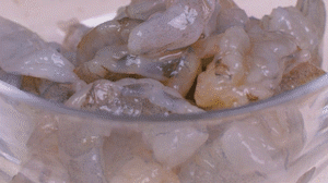 蝦去殼去蝦線，加姜絲、鹽腌制15分鐘，微煎1分鐘備用。