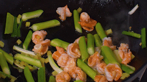 加入煎好的蝦仁，XO醬，以適量鹽、糖進(jìn)行調(diào)味翻炒。