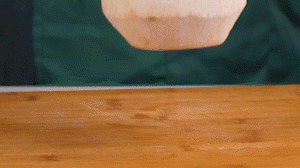 椰子切開頂部，把椰子水倒出，再把椰肉切片。