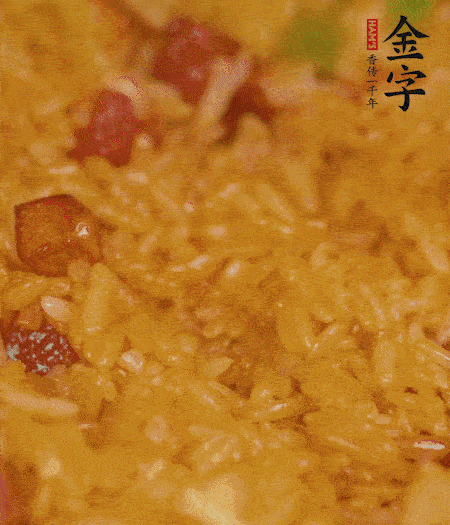 放一撮鹽、生抽少許，倒入炸好的芋頭。最后撒蔥花、蒜末翻炒均勻。