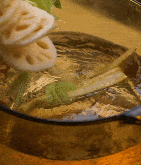 把玉米筍（對(duì)半切開(kāi)）、西芹（切斜片）、蓮藕（切片），放入開(kāi)水鍋內(nèi)，加點(diǎn)少許鹽、油，汆燙2分鐘。