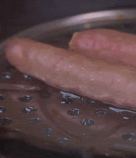 金字10°鮮低溫香腸蒸10分鐘后，切片。