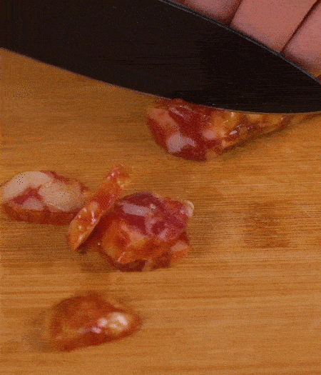 香腸切薄片。