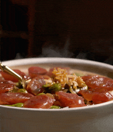 用生抽、白糖、蠔油、芝麻油調(diào)個(gè)汁，淋汁、攪拌、開吃。