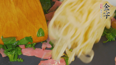 鍋中倒油燒熱，蒜片煸香，淡火腿略翻炒。