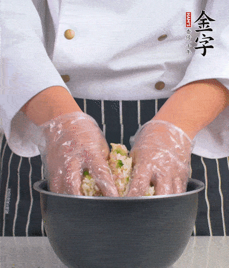 米飯中放西蘭花碎、咸肉丁，加少許黑胡椒、十來滴橄欖油拌勻。