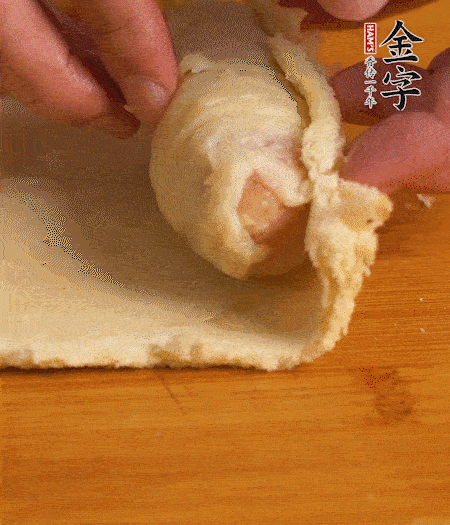 吐司卷起香腸，吐司尾端涂抹少許全蛋液，卷好的吐司表面蘸上蛋液，在裹上一層面包糠，送入預(yù)熱好的烤箱中。