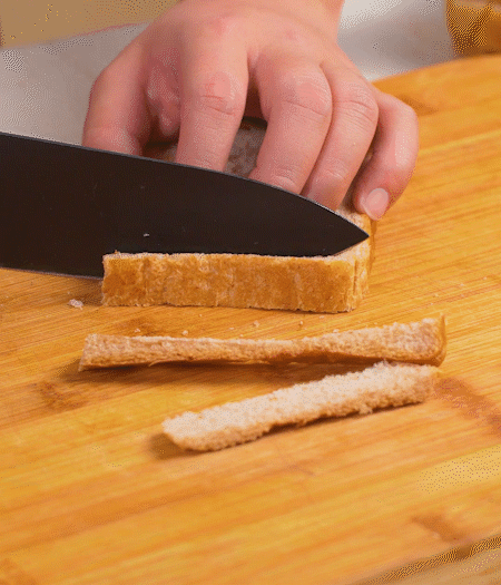 取1片黑麥吐司片，去掉邊邊，涂上一層蛋黃醬。