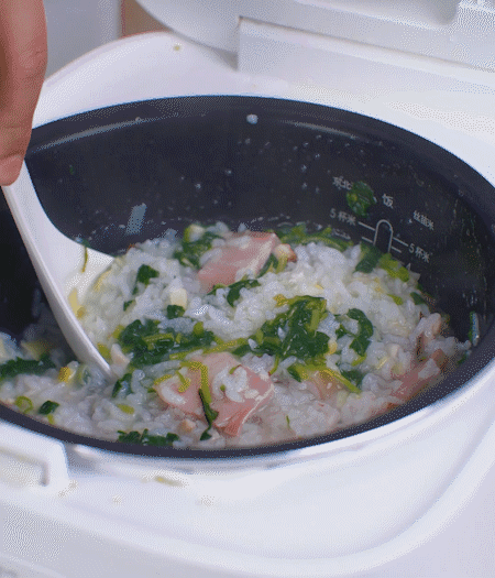 煮好時加白胡椒適當(dāng)調(diào)味。