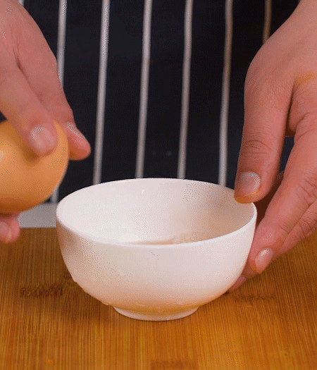 起鍋熱油，蛋液煎成雞蛋碎。金字淡咸肉切成絲。