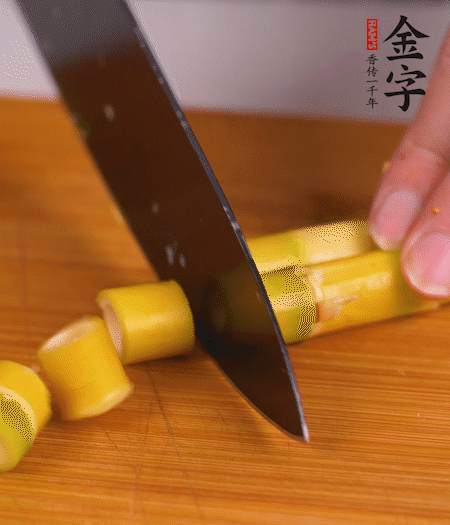 小野筍剝?nèi)ネ馄?，切成小段?>
					</div>
					<span>步驟 2/7</span>
					<p>小野筍剝?nèi)ネ馄ぃ谐尚《巍?/p>
				</li><li>
					<div   id=