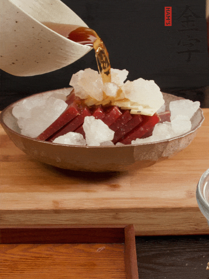 加姜片、冰糖、黃酒、水，蒸60分鐘，將火腿的咸逼出來。