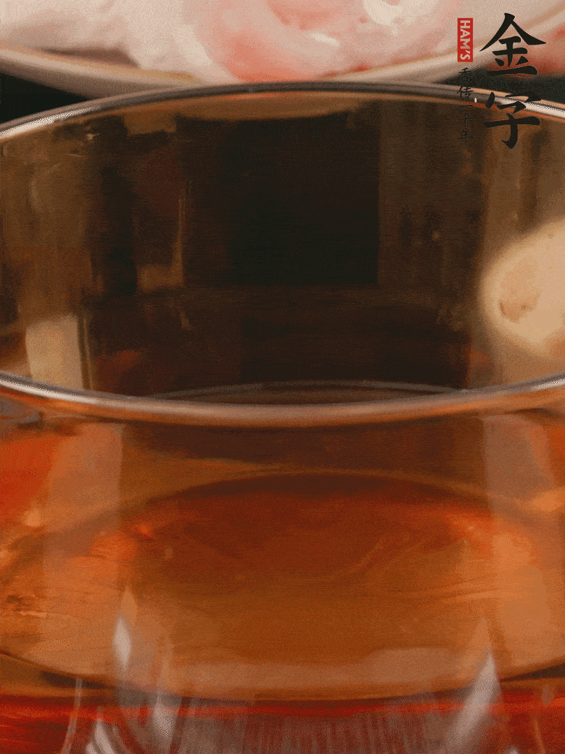 雞腿冷水入鍋，加姜片料酒焯水，撈出溫水洗凈。