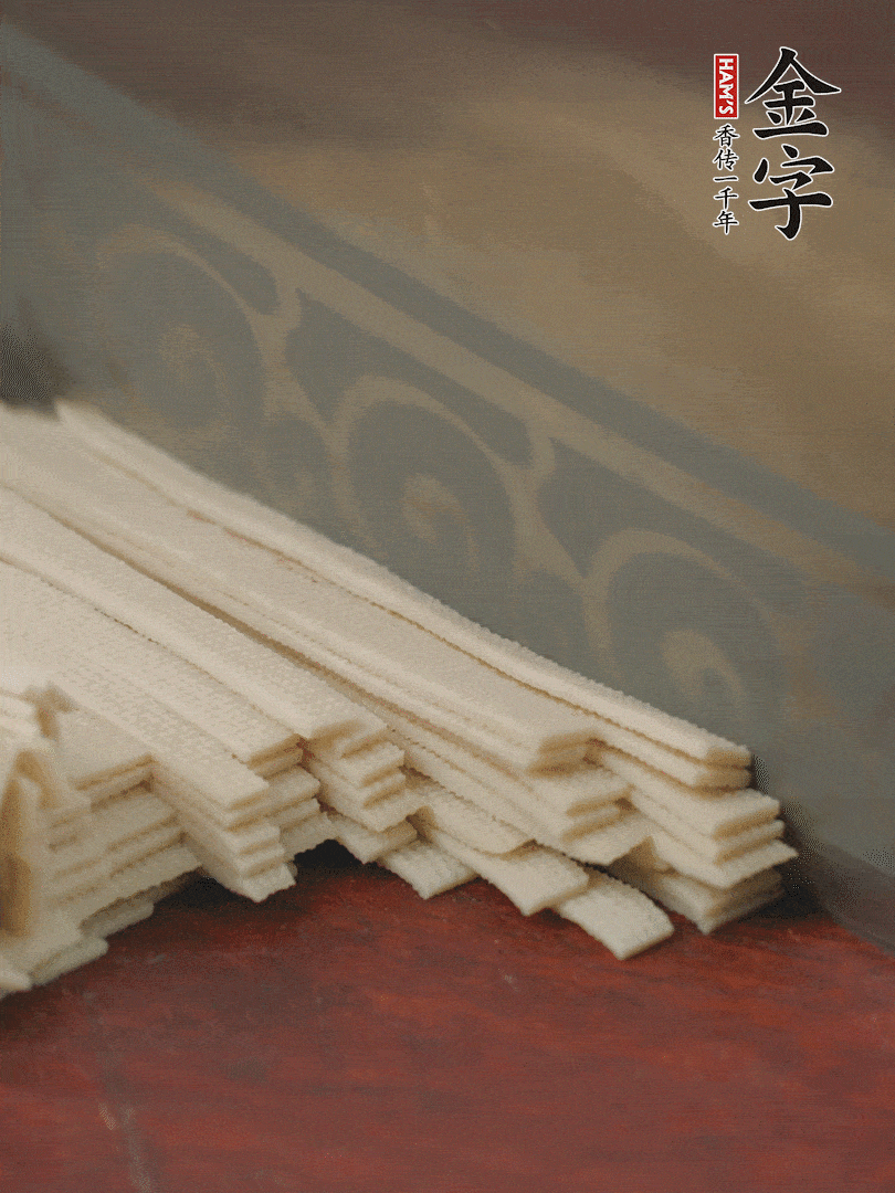 燉火腿期間，千張切細絲，白蘿卜去皮切細絲，蒜葉切細丁。