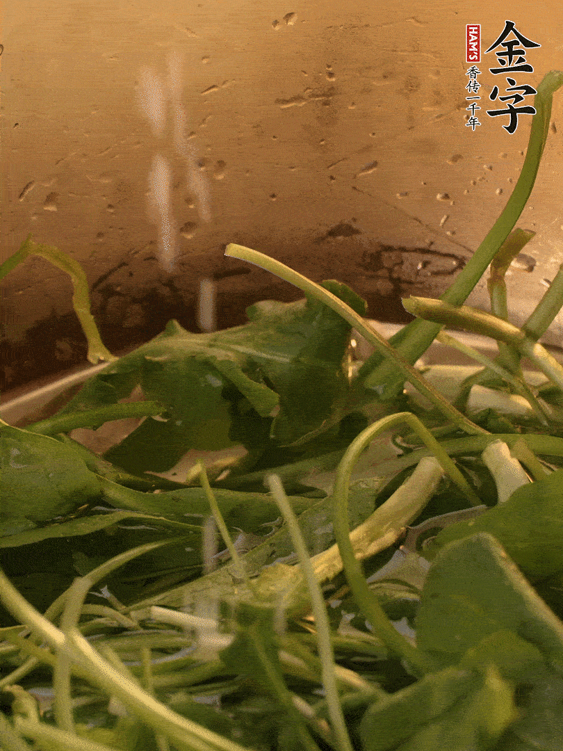 薺菜去掉根部，加小蘇打、鹽熱水沸騰燙軟。