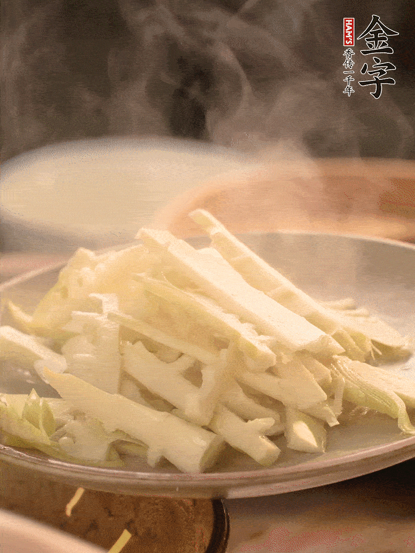 春筍切薄片，焯水去除澀味。