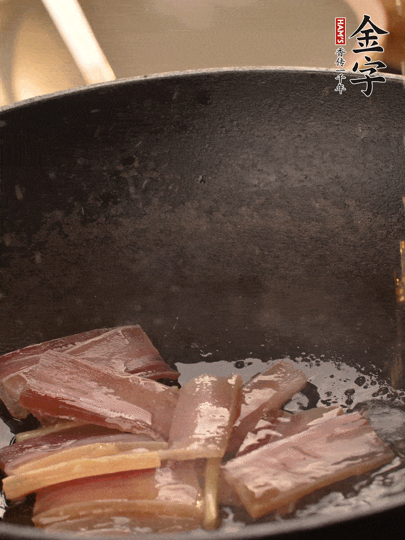 再下春筍繼續(xù)翻炒。