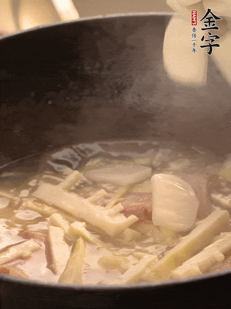 加一點(diǎn)開水后，放年糕燜2分鐘至軟。