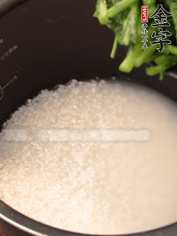 茼蒿、香腸放入浸泡好的大米，水沒過大米半指煮熟。