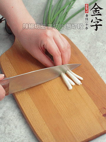 切好的咸肉鋪在碗邊，然后把千張放在中間。