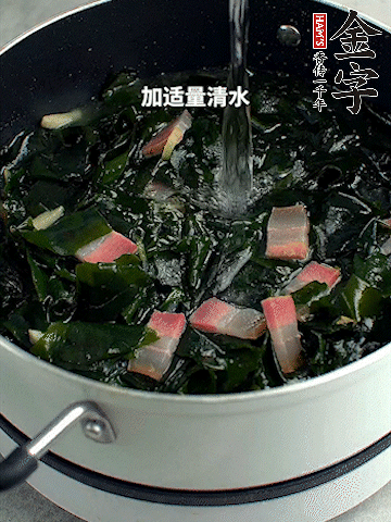放入泡發(fā)好的裙帶菜翻炒一下，加適量清水燉煮。