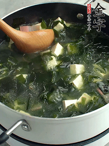 煮到沸騰后，再放入豆腐蓋蓋子煮3分鐘。